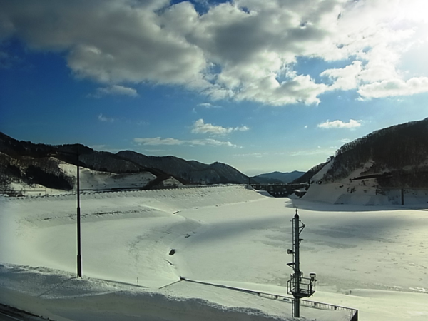 平成27年1月14日(水)寒河江ダム月山湖湖面 (事務所付近からダム堤体を望む)