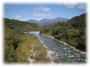 右から 月山・姥ヶ岳・湯殿山です。