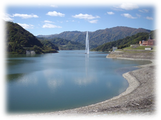 「月山湖大噴水」は11月8日までご覧いただけます。