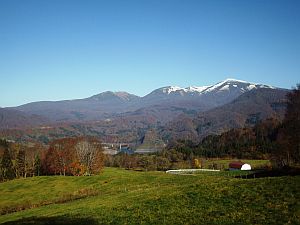 仁田山牧場より月山を望む(仁田山牧場も冬支度の真っ最中です)