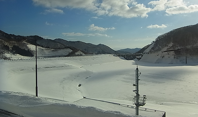 平成27年1月14日(水)寒河江ダム湖 湖面【事務所付近からダム堤体を望む】