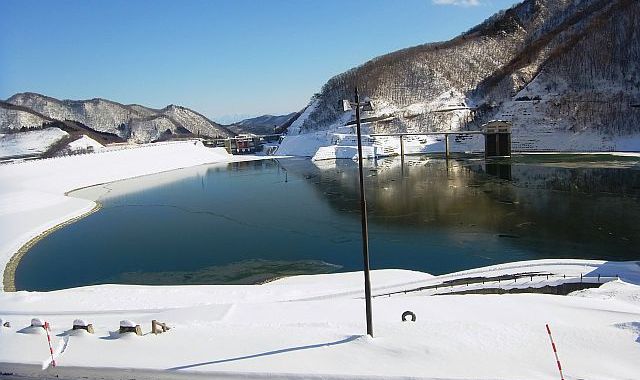 平成28年2月8日(月)寒河江ダム湖 湖面【事務所付近からダム堤体を望む】