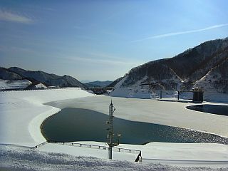 平成28年2月12日（金）寒河江ダム湖 湖面【事務所付近からダム堤体を望む】