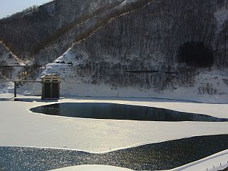 平成28年2月12日（金）寒河江ダム湖 湖面【事務所付近からダム堤体を望む】