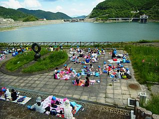 ダム広場 大噴水見学