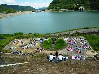 ダム広場 大噴水見学