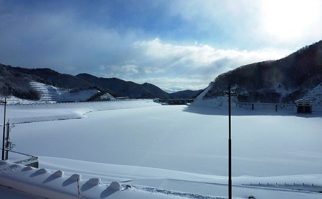 今日は、結氷した月山湖に雪が積もりました