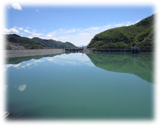 平成29年5月17日の寒河江ダムの状況 (展望台からダム堤体を望む）