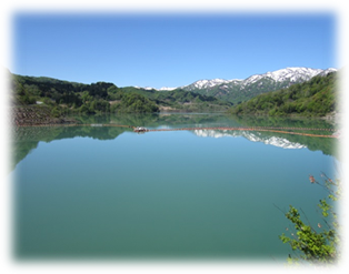 平成29年5月17日の月山湖大噴水 (展望台からダム湖上流部を望む)