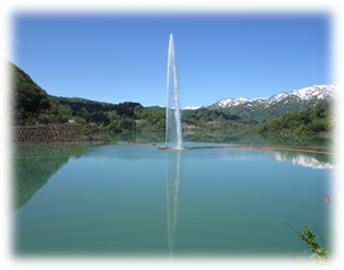 平成29年5月17日の月山湖大噴水 (展望台からダム湖上流部を望む)