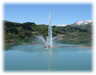 平成29年5月17日の月山湖大噴水 (展望台からダム湖上流部を望む)