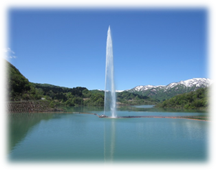 平成29年5月17日の月山湖大噴水 (展望台からダム湖上流部を望む)