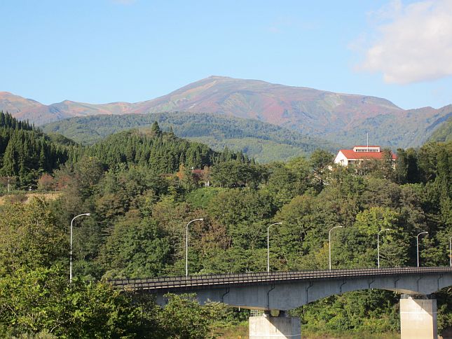 ①月山大橋付近 月山湖右岸より撮影 10/5