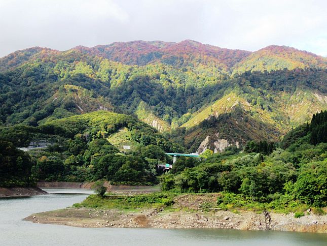 ②月山大橋から上流を望む（10/12撮影）