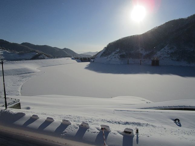 氷に覆われた月山湖（1/12撮影）