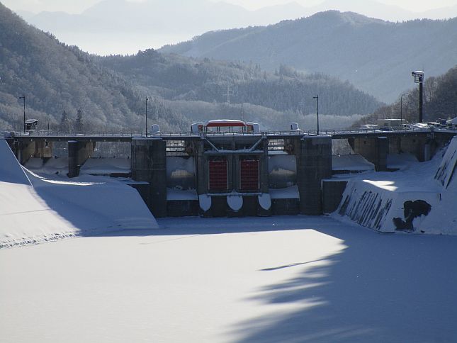 氷に覆われた月山湖（1/12撮影）