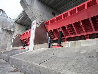 倒伏前に左右のゴムの滑りがよくなるよう水をかけます