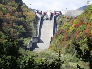 寒河江ダムスポーツ広場から洪水吐を望む（H30．10．25撮影）