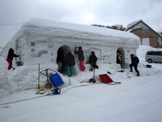 (寒河江ダムの展示ブースとなる雪旅籠の制作風景)