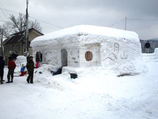 (寒河江ダムの展示ブースとなる雪旅籠の制作風景)