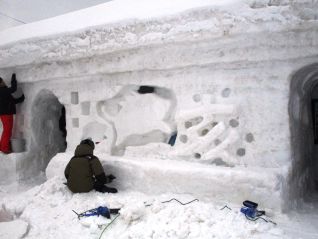 (寒河江ダムの展示ブースとなる雪旅籠の制作風景)