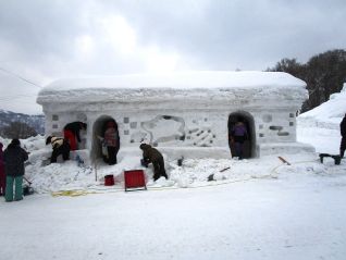 (寒河江ダムの展示ブースとなる雪旅籠の制作風景)