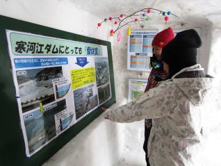 (寒河江ダムの展示ブースとなる雪旅籠の制作風景)