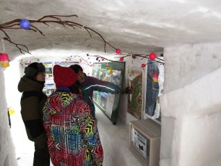 (寒河江ダムの展示ブースとなる雪旅籠の制作風景)