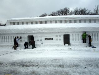 (寒河江ダムの展示ブースとなる雪旅籠の制作風景)