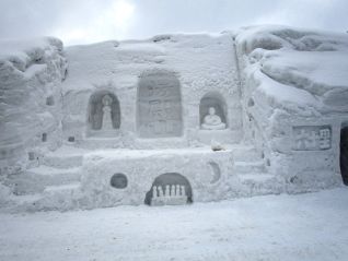 (寒河江ダムの展示ブースとなる雪旅籠の制作風景)