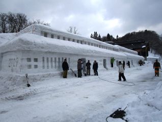 (寒河江ダムの展示ブースとなる雪旅籠の制作風景)