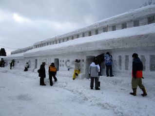 (寒河江ダムの展示ブースとなる雪旅籠の制作風景)