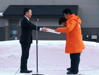 (寒河江ダムの展示ブースとなる雪旅籠の制作風景)