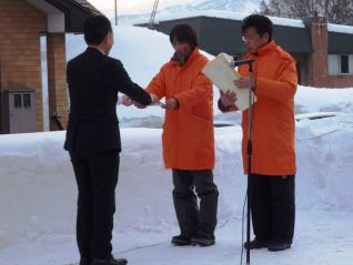 (寒河江ダムの展示ブースとなる雪旅籠の制作風景)