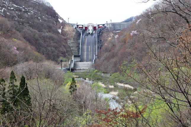 下流から洪水吐を望む (H31.4.25撮影)