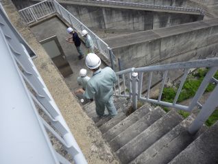 点検用通路の階段を降り、見学者の方と一緒にゲート下流側へ移動