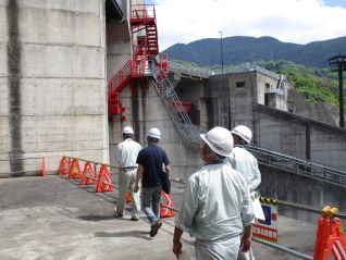 点検用通路の階段を降り、見学者の方と一緒にゲート下流側へ移動