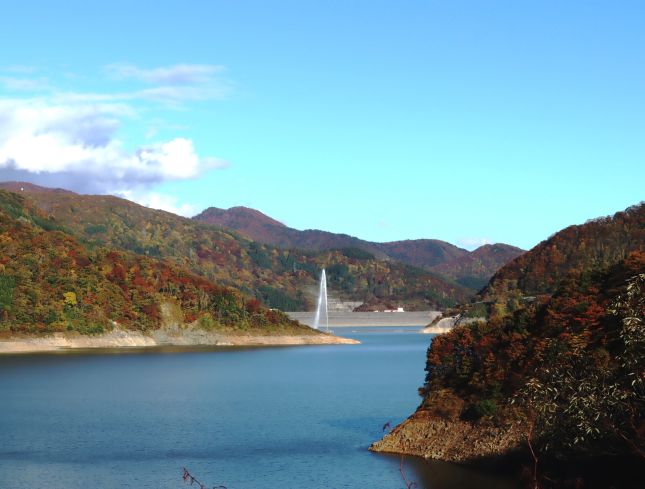 月山大橋付近より噴水の上がるダム湖を望む（R元.10.28撮影）