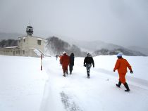 ◆猛吹雪の中、電源室へ