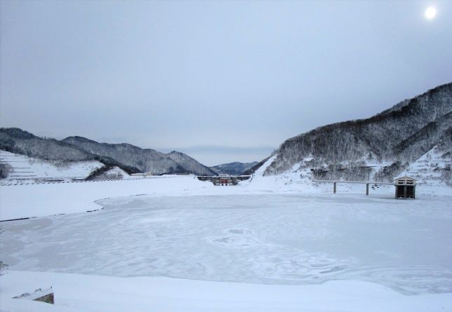 ◆1/12 氷に覆われた月山湖