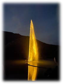 色とりどりの光に照らし出される月山湖大噴水