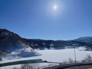 青空と湖面