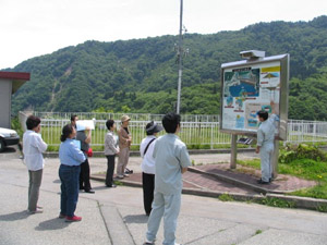 案内板でダムの概要説明