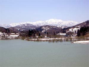 雪融けの遅い湖岸公園