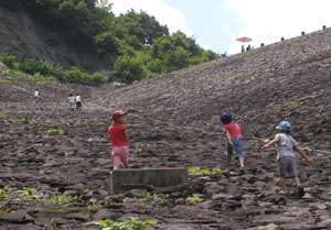 ダム登山も軽快な子供たち