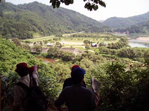 高台から湖周辺の景観を観察