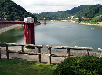 赤・青・緑のコントラストが映える白川湖全景