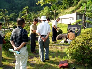 慰霊碑に献花