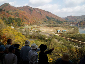 高台からの展望。周辺山々の紅葉がとても綺麗です。しかし、木々にも過酷 な生存競争があるそうです。