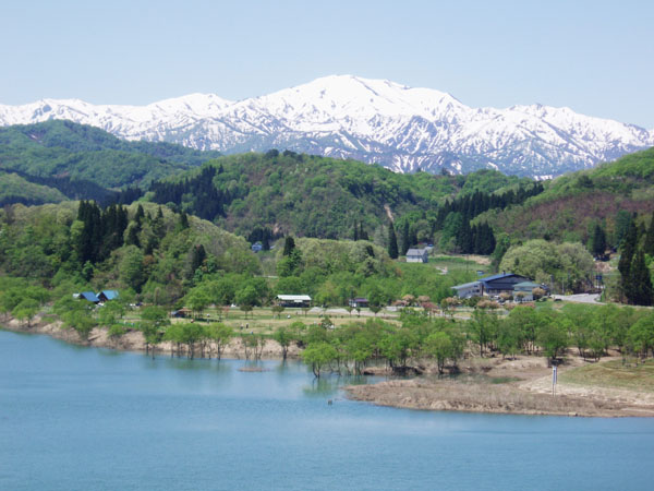 >5月下旬の白川湖。 右側の建物が白川荘で、オートキャンプ場は画面手前です